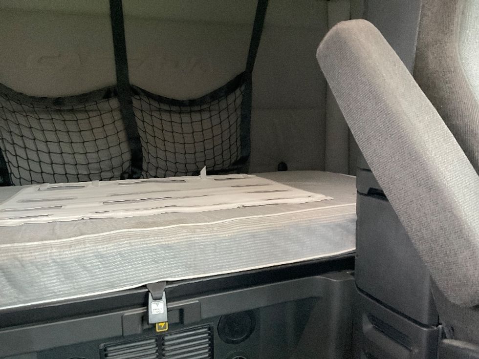 Sleeper Tractor-Heavy Duty Tractors-Freightliner-2021-T12664ST-La Porte-IN-631,521\n\t\tmiles-$ 46,000 - Image 16