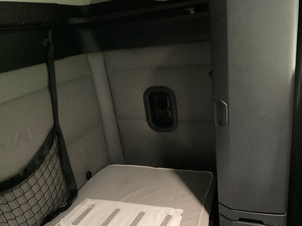 Sleeper Tractor-Heavy Duty Tractors-Freightliner-2021-T12664ST-La Porte-IN-631,521\n\t\tmiles-$ 46,000 - Image 18