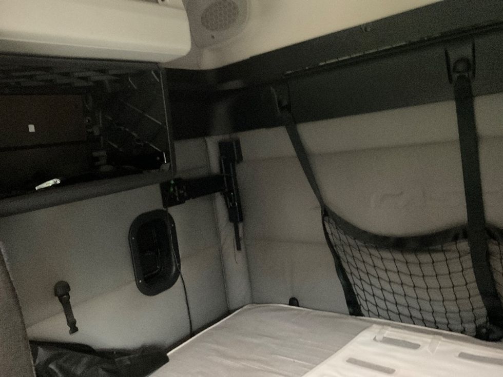 Sleeper Tractor-Heavy Duty Tractors-Freightliner-2021-T12664ST-La Porte-IN-631,521\n\t\tmiles-$ 46,000 - Image 19