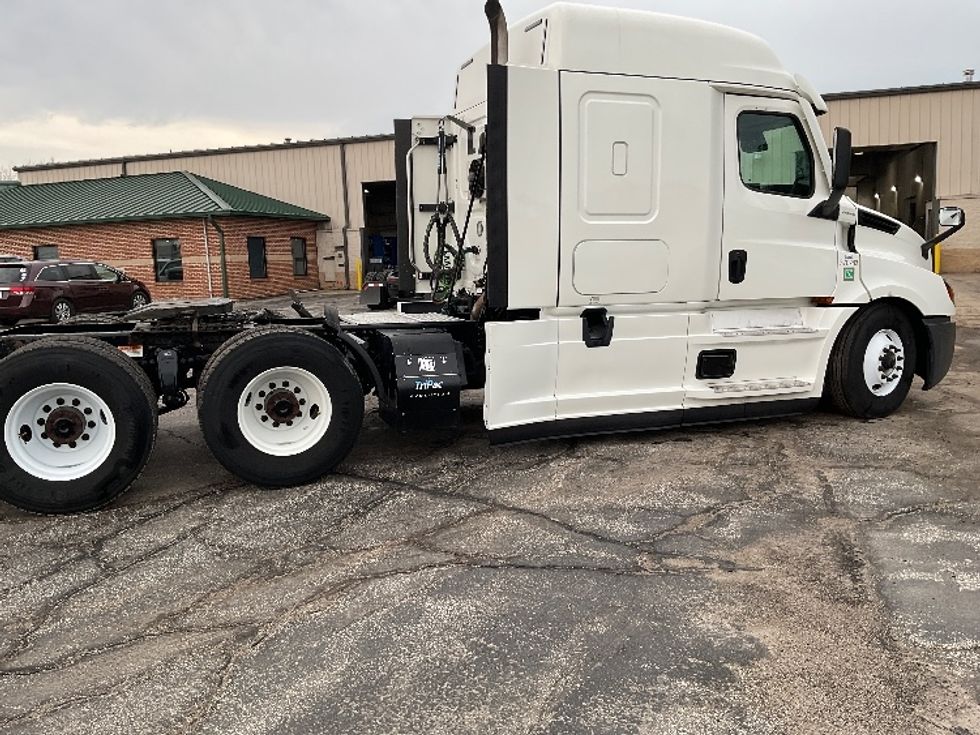 Sleeper Tractor-Heavy Duty Tractors-Freightliner-2021-T12664ST-La Porte-IN-631,521\n\t\tmiles-$ 46,000 - Image 8