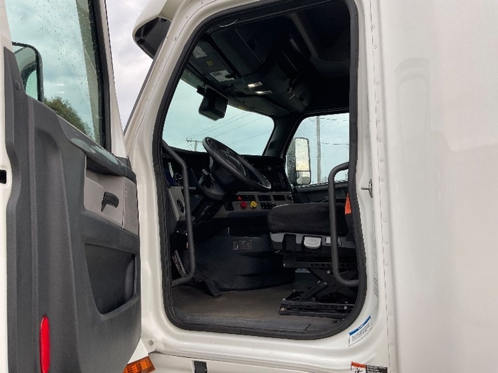 Sleeper Tractor-Heavy Duty Tractors-Freightliner-2021-T12664ST-La Porte-IN-631,521\n\t\tmiles-$ 46,000 - Image 9