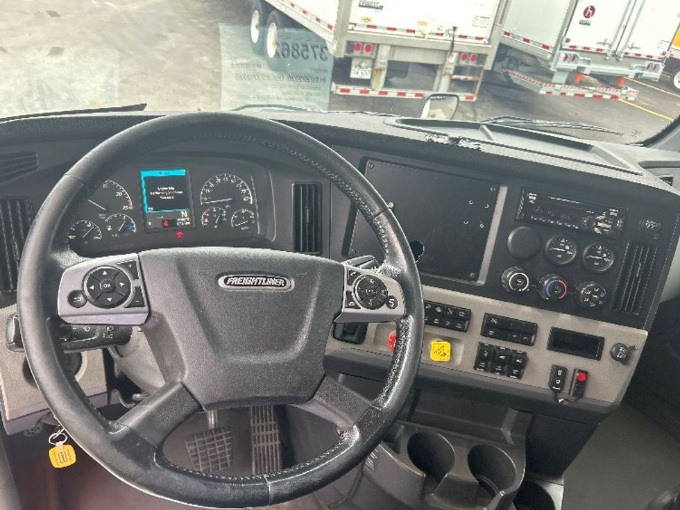 Sleeper Tractor-Heavy Duty Tractors-Freightliner-2021-T12664ST-La Porte-IN-676,352\n\t\tmiles-$ 44,750 - Image 11