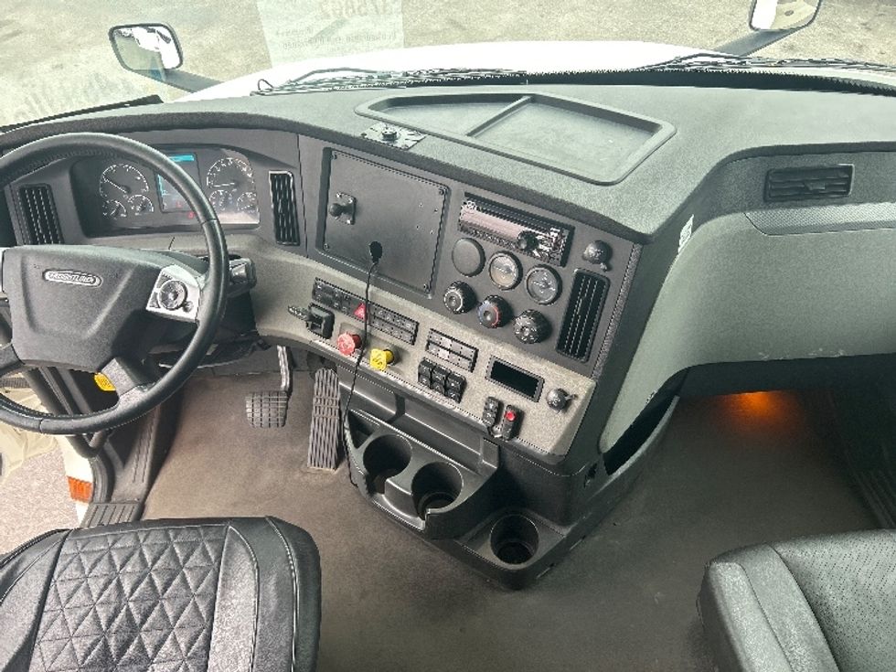 Sleeper Tractor-Heavy Duty Tractors-Freightliner-2021-T12664ST-La Porte-IN-676,352\n\t\tmiles-$ 44,750 - Image 12