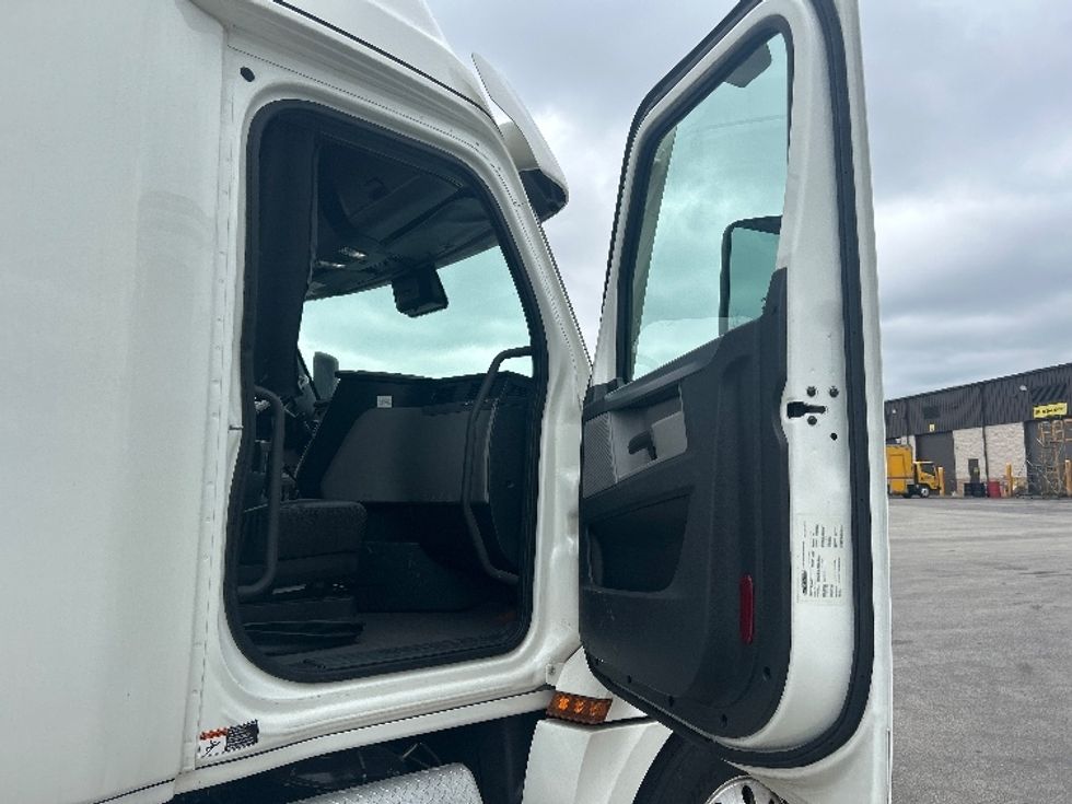 Sleeper Tractor-Heavy Duty Tractors-Freightliner-2021-T12664ST-La Porte-IN-676,352\n\t\tmiles-$ 44,750 - Image 13