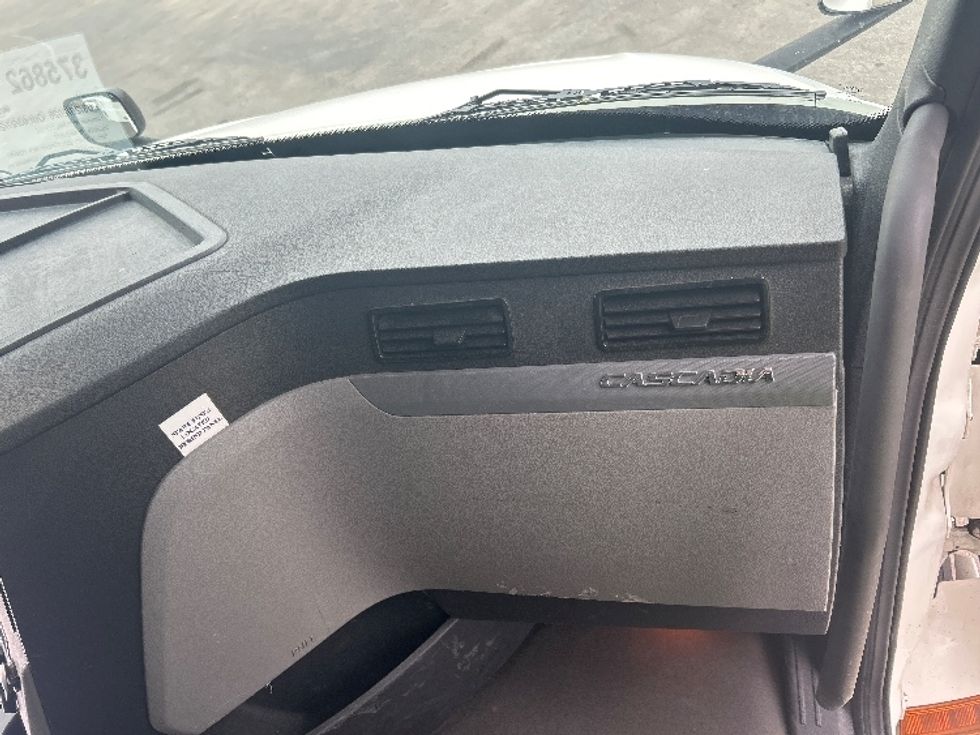 Sleeper Tractor-Heavy Duty Tractors-Freightliner-2021-T12664ST-La Porte-IN-676,352\n\t\tmiles-$ 44,750 - Image 14