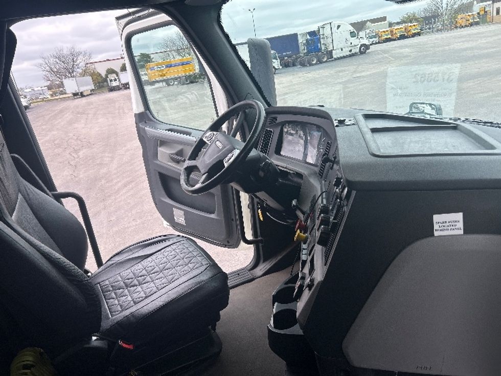 Sleeper Tractor-Heavy Duty Tractors-Freightliner-2021-T12664ST-La Porte-IN-676,352\n\t\tmiles-$ 44,750 - Image 15