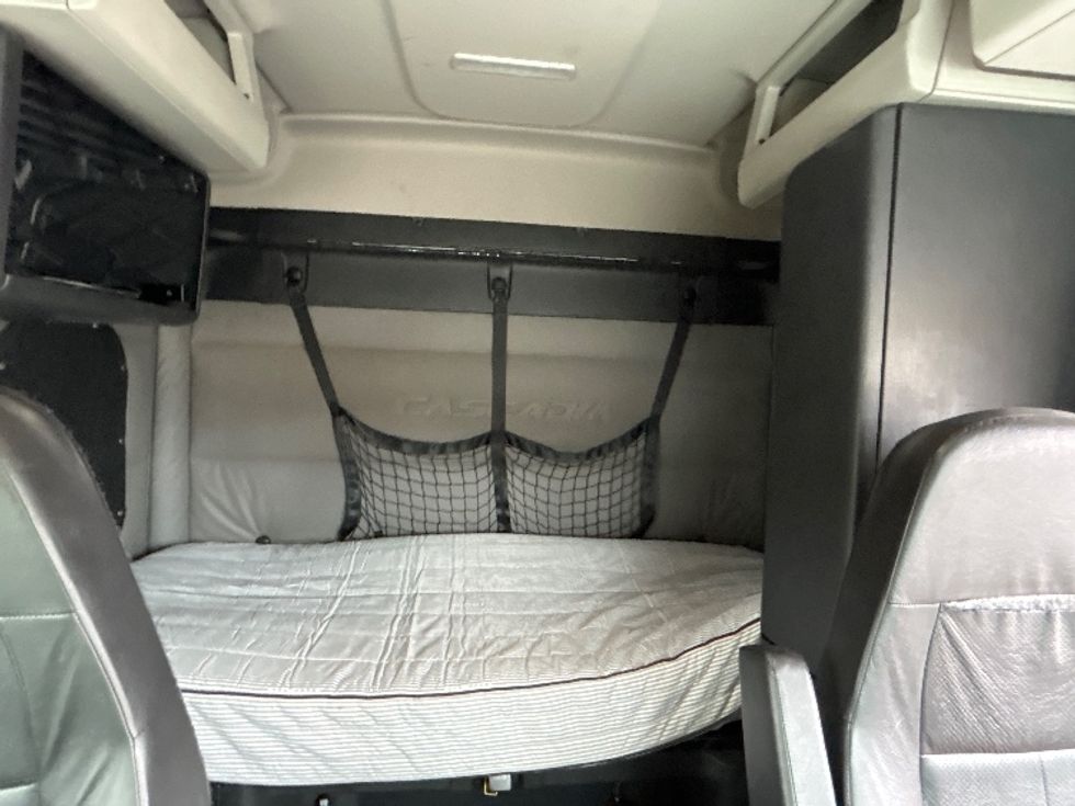 Sleeper Tractor-Heavy Duty Tractors-Freightliner-2021-T12664ST-La Porte-IN-676,352\n\t\tmiles-$ 44,750 - Image 16