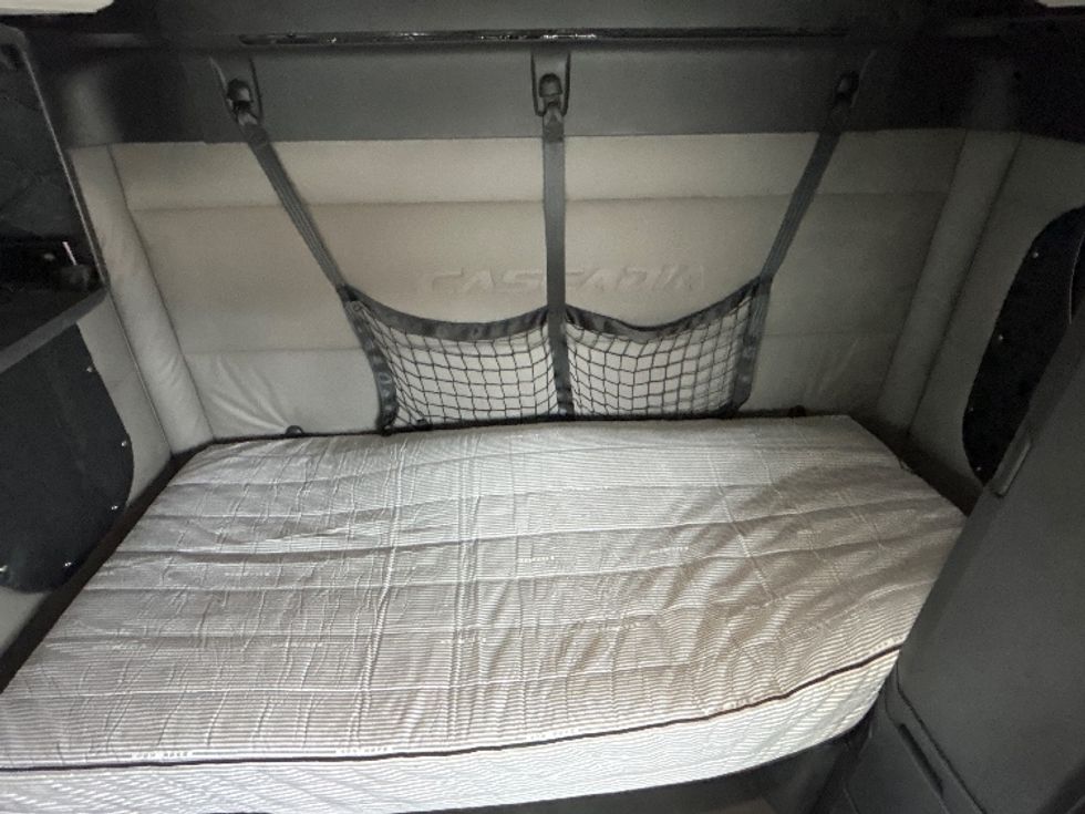 Sleeper Tractor-Heavy Duty Tractors-Freightliner-2021-T12664ST-La Porte-IN-676,352\n\t\tmiles-$ 44,750 - Image 17