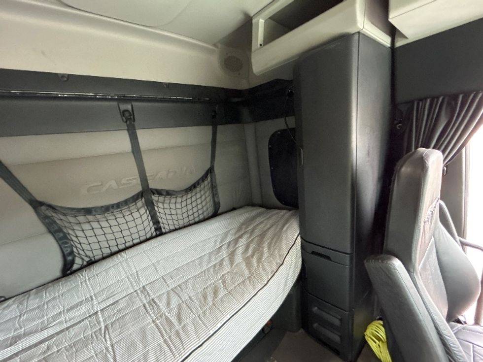 Sleeper Tractor-Heavy Duty Tractors-Freightliner-2021-T12664ST-La Porte-IN-676,352\n\t\tmiles-$ 44,750 - Image 18