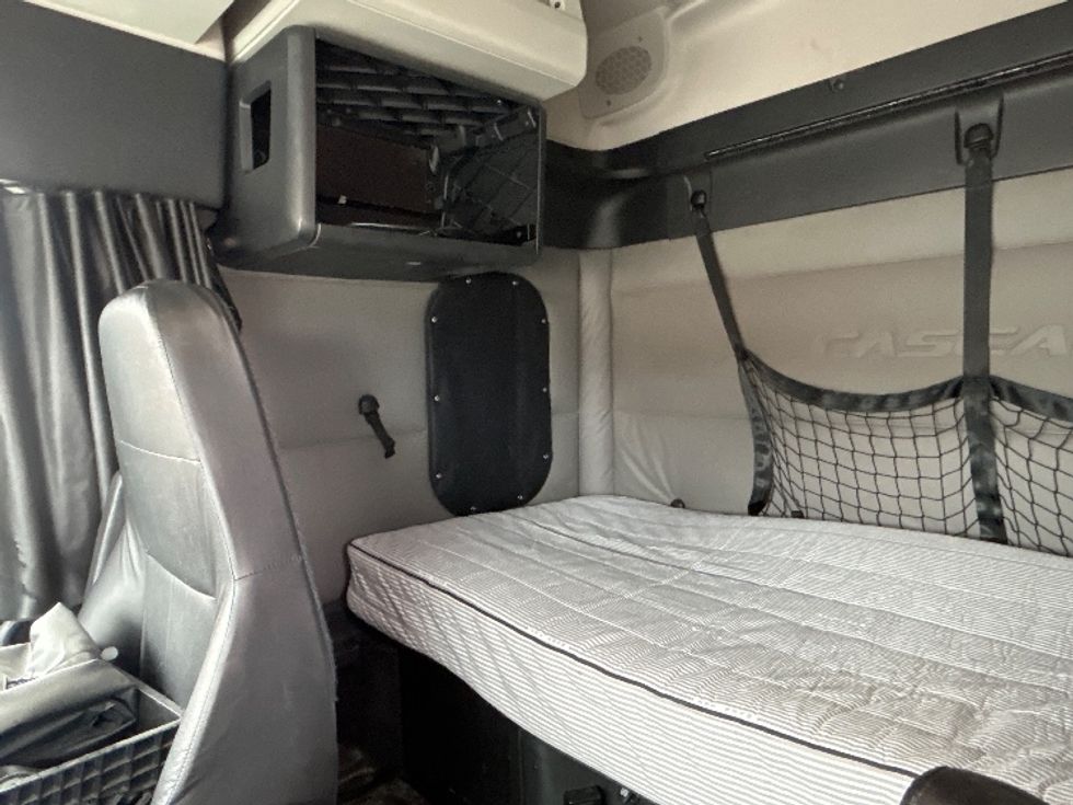 Sleeper Tractor-Heavy Duty Tractors-Freightliner-2021-T12664ST-La Porte-IN-676,352\n\t\tmiles-$ 44,750 - Image 19