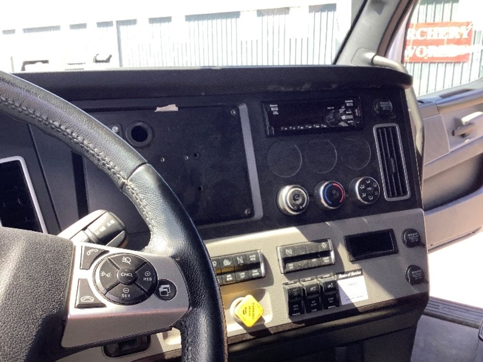 Sleeper Tractor-Heavy Duty Tractors-Freightliner-2021-T12664ST-Lacey-WA-439,108\n\t\tmiles-$ 74,500 - Image 11