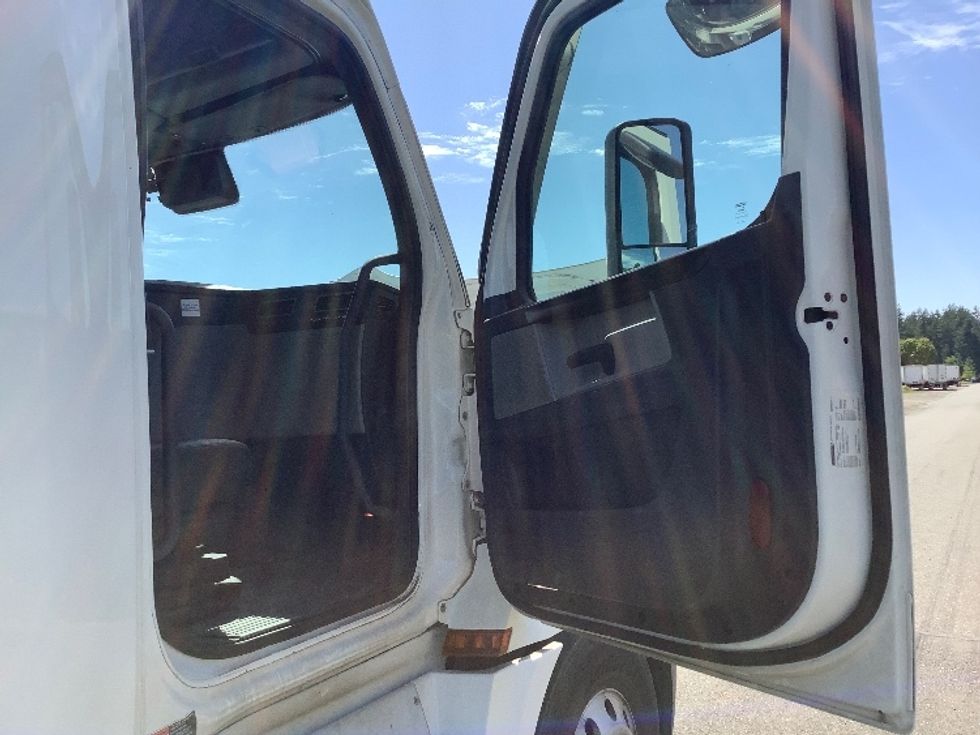 Sleeper Tractor-Heavy Duty Tractors-Freightliner-2021-T12664ST-Lacey-WA-439,108\n\t\tmiles-$ 74,500 - Image 13