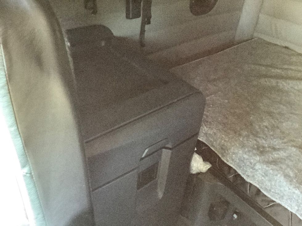 Sleeper Tractor-Heavy Duty Tractors-Freightliner-2021-T12664ST-Lacey-WA-439,108\n\t\tmiles-$ 74,500 - Image 19