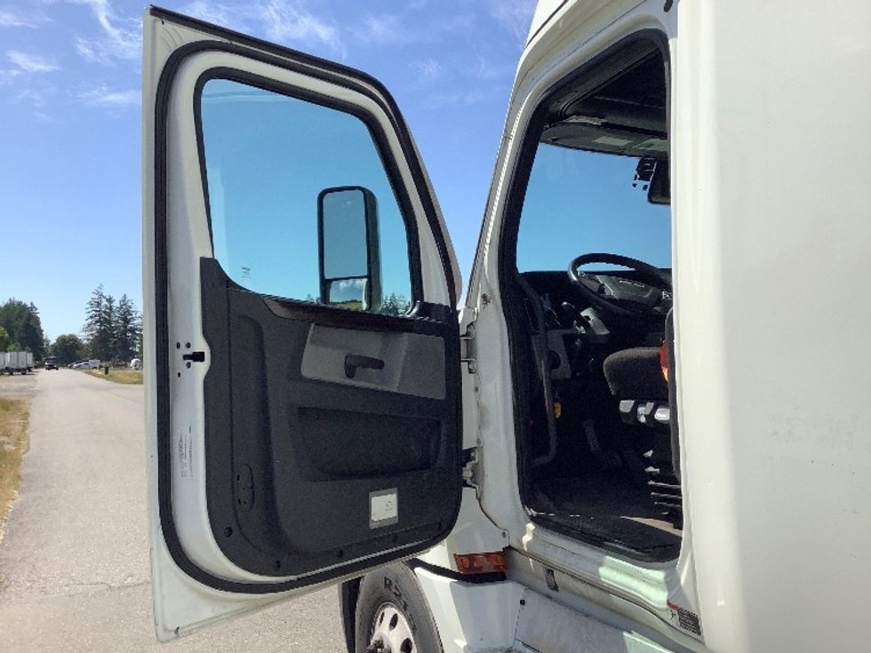 Sleeper Tractor-Heavy Duty Tractors-Freightliner-2021-T12664ST-Lacey-WA-439,108\n\t\tmiles-$ 74,500 - Image 9