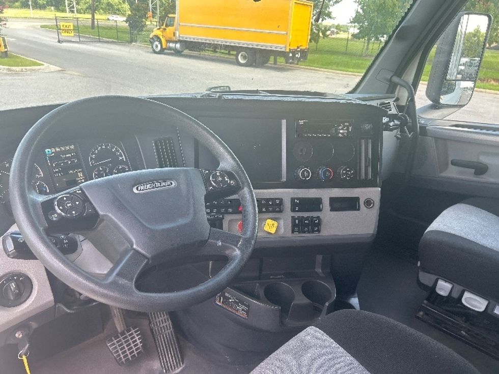 Sleeper Tractor-Heavy Duty Tractors-Freightliner-2021-T12664ST-Lafayette-LA-532,523\n\t\tmiles-$ 64,750 - Image 10