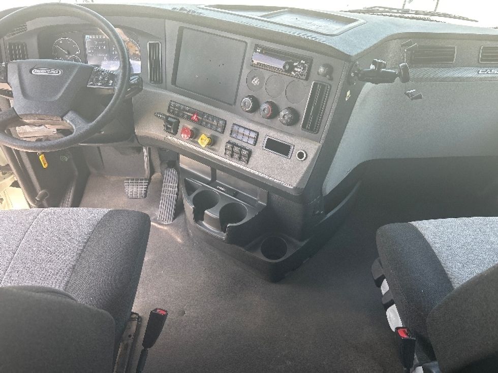 Sleeper Tractor-Heavy Duty Tractors-Freightliner-2021-T12664ST-Lafayette-LA-532,523\n\t\tmiles-$ 64,750 - Image 12