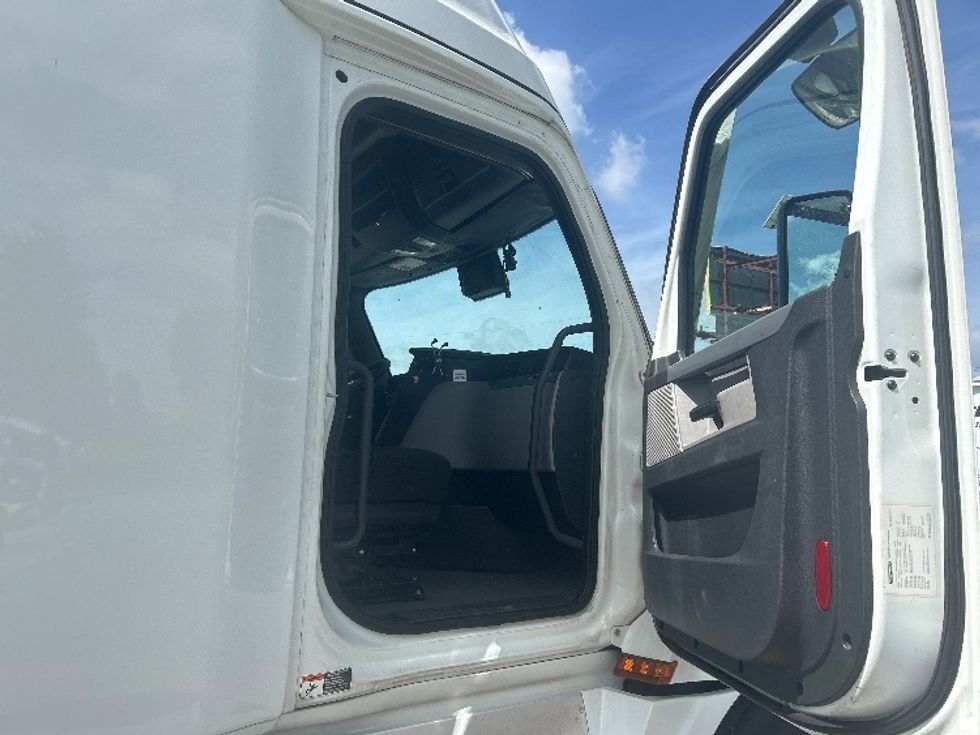 Sleeper Tractor-Heavy Duty Tractors-Freightliner-2021-T12664ST-Lafayette-LA-532,523\n\t\tmiles-$ 64,750 - Image 13