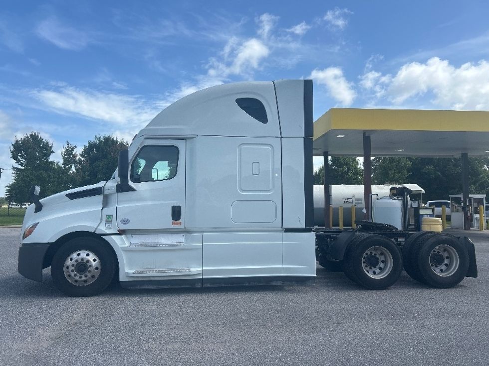Sleeper Tractor-Heavy Duty Tractors-Freightliner-2021-T12664ST-Lafayette-LA-532,523\n\t\tmiles-$ 64,750 - Image 4