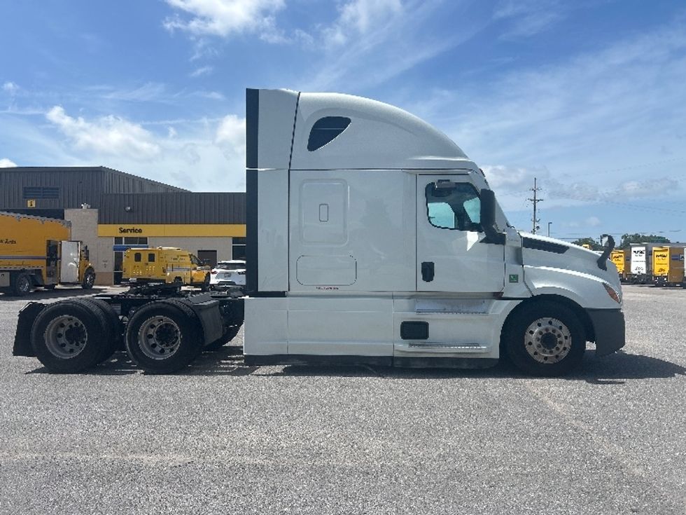 Sleeper Tractor-Heavy Duty Tractors-Freightliner-2021-T12664ST-Lafayette-LA-532,523\n\t\tmiles-$ 64,750 - Image 8