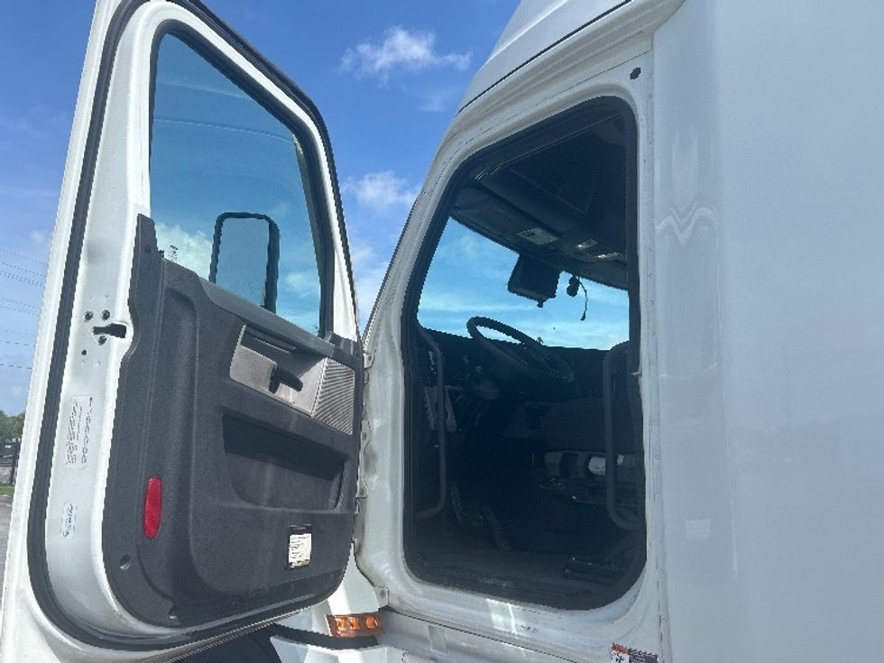 Sleeper Tractor-Heavy Duty Tractors-Freightliner-2021-T12664ST-Lafayette-LA-532,523\n\t\tmiles-$ 64,750 - Image 9