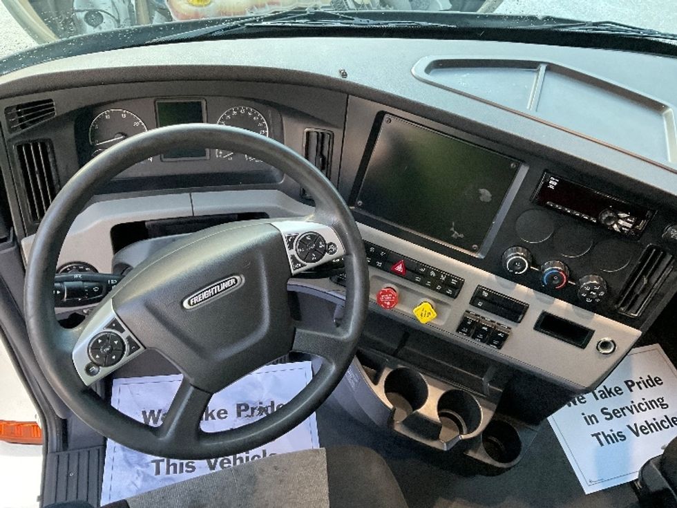 Sleeper Tractor-Heavy Duty Tractors-Freightliner-2021-T12664ST-Lakeland-FL-460,907\n\t\tmiles-$ 66,750 - Image 11