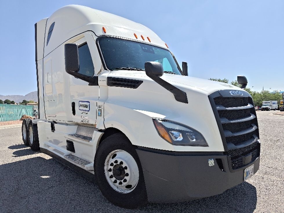 Sleeper Tractor-Heavy Duty Tractors-Freightliner-2021-T12664ST-Lakeland-FL-597,129\n\t\tmiles-$ 55,750 - Image 1