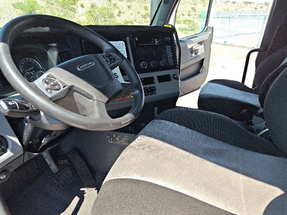 Sleeper Tractor-Heavy Duty Tractors-Freightliner-2021-T12664ST-Lakeland-FL-597,129\n\t\tmiles-$ 55,750 - Image 10
