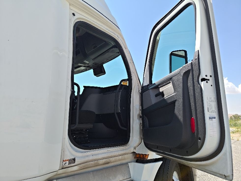 Sleeper Tractor-Heavy Duty Tractors-Freightliner-2021-T12664ST-Lakeland-FL-597,129\n\t\tmiles-$ 55,750 - Image 13
