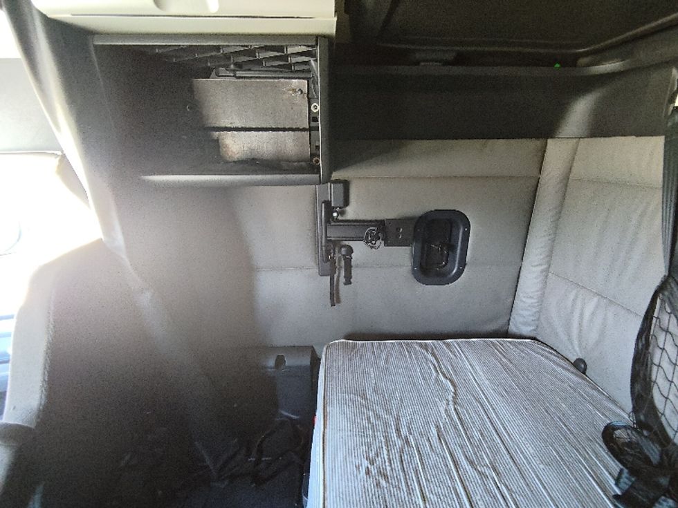 Sleeper Tractor-Heavy Duty Tractors-Freightliner-2021-T12664ST-Lakeland-FL-597,129\n\t\tmiles-$ 55,750 - Image 19