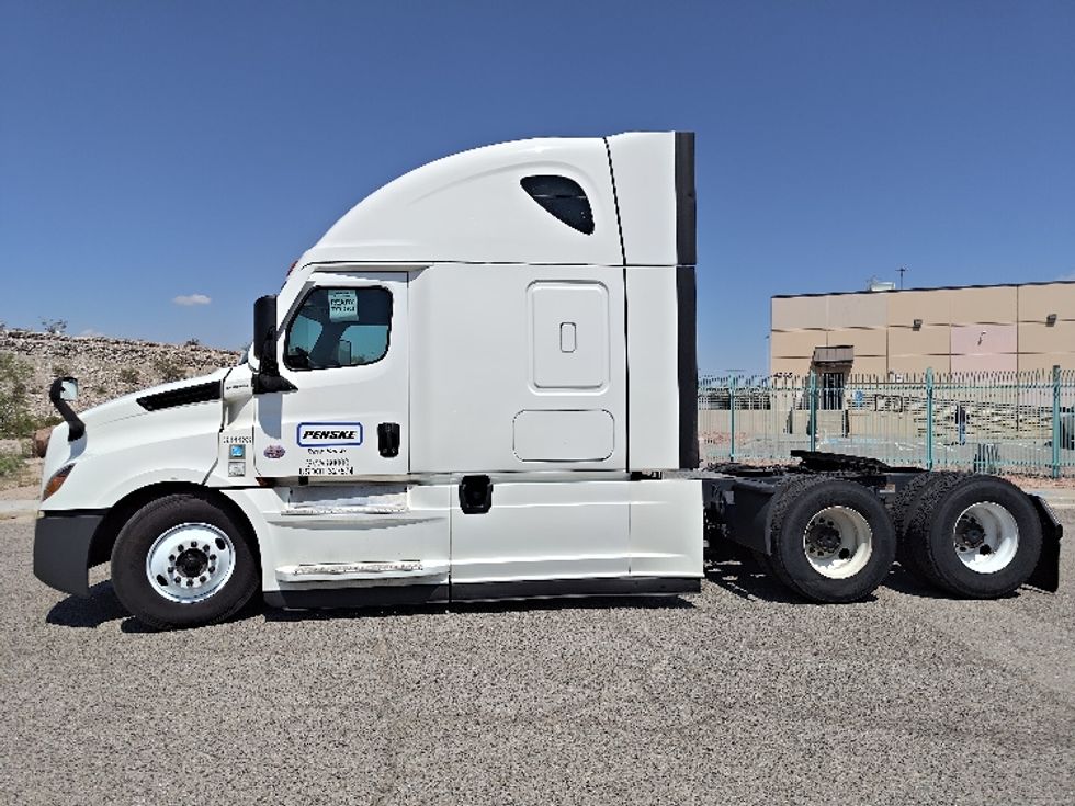Sleeper Tractor-Heavy Duty Tractors-Freightliner-2021-T12664ST-Lakeland-FL-597,129\n\t\tmiles-$ 55,750 - Image 4