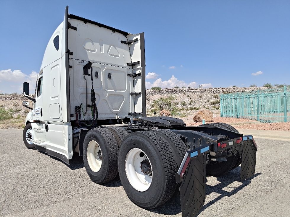 Sleeper Tractor-Heavy Duty Tractors-Freightliner-2021-T12664ST-Lakeland-FL-597,129\n\t\tmiles-$ 55,750 - Image 5