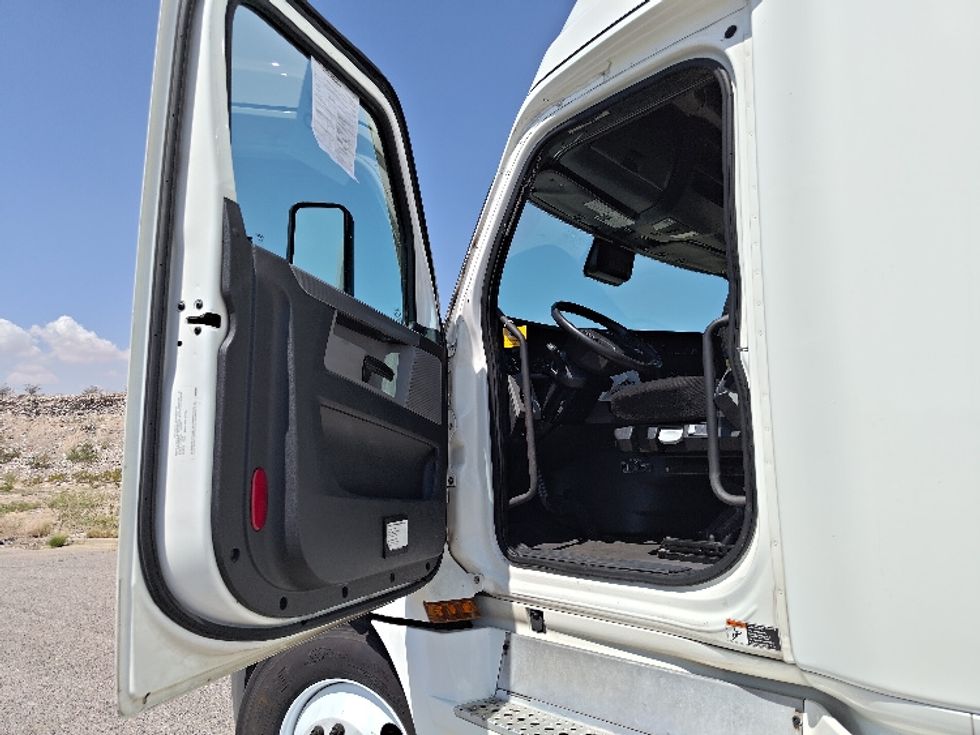 Sleeper Tractor-Heavy Duty Tractors-Freightliner-2021-T12664ST-Lakeland-FL-597,129\n\t\tmiles-$ 55,750 - Image 9