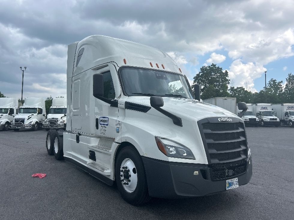 Sleeper Tractor-Heavy Duty Tractors-Freightliner-2021-T12664ST-Laredo-TX-554,120\n\t\tmiles-$ 60,250 - Image 1