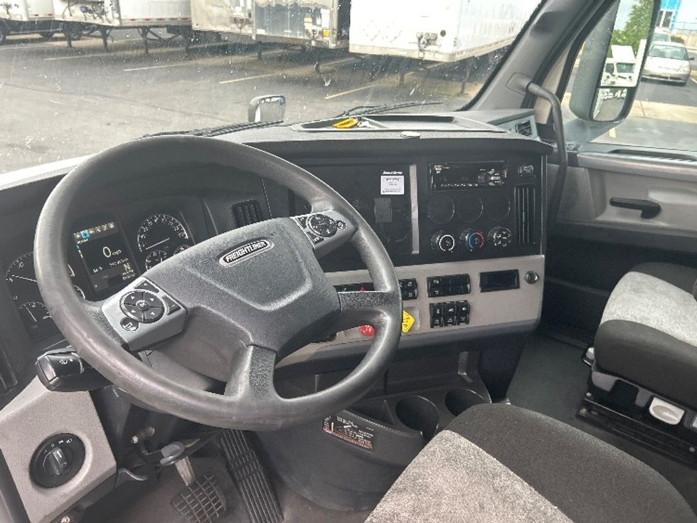 Sleeper Tractor-Heavy Duty Tractors-Freightliner-2021-T12664ST-Laredo-TX-554,120\n\t\tmiles-$ 60,250 - Image 10