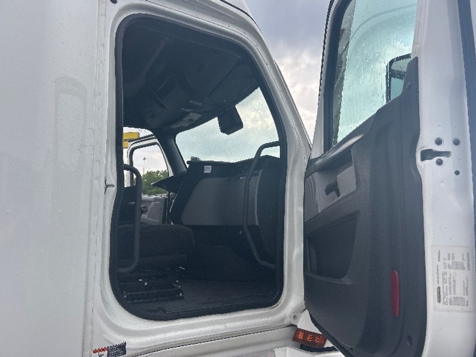 Sleeper Tractor-Heavy Duty Tractors-Freightliner-2021-T12664ST-Laredo-TX-554,120\n\t\tmiles-$ 60,250 - Image 13