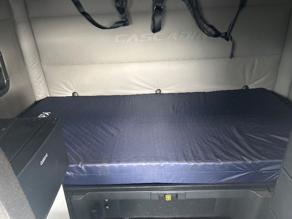 Sleeper Tractor-Heavy Duty Tractors-Freightliner-2021-T12664ST-Laredo-TX-554,120\n\t\tmiles-$ 60,250 - Image 16