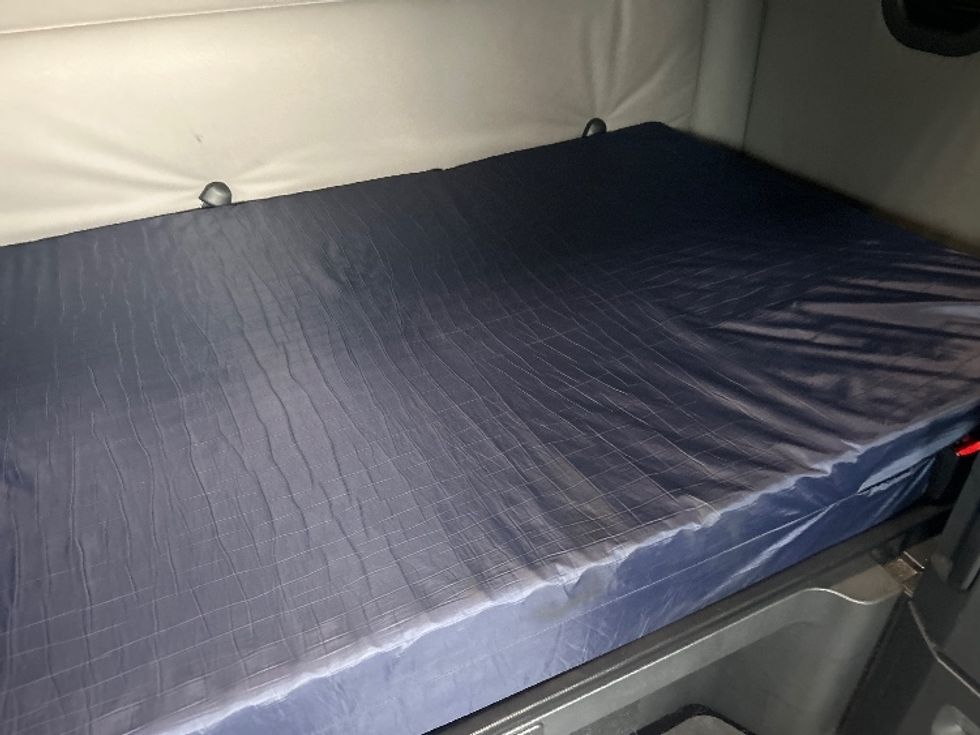 Sleeper Tractor-Heavy Duty Tractors-Freightliner-2021-T12664ST-Laredo-TX-554,120\n\t\tmiles-$ 60,250 - Image 17