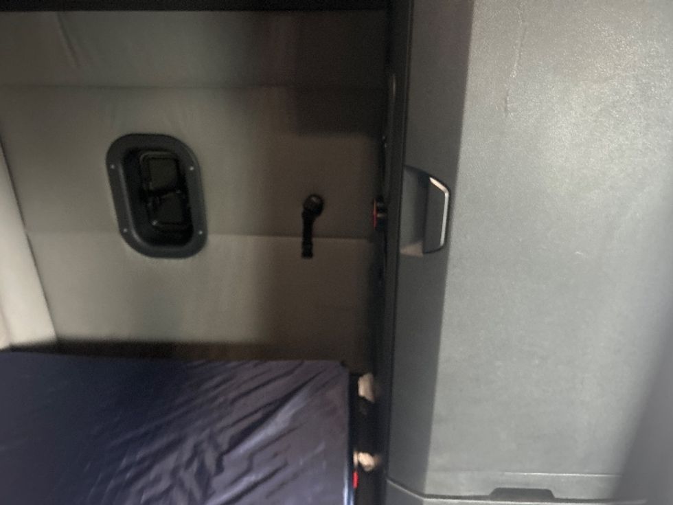 Sleeper Tractor-Heavy Duty Tractors-Freightliner-2021-T12664ST-Laredo-TX-554,120\n\t\tmiles-$ 60,250 - Image 18