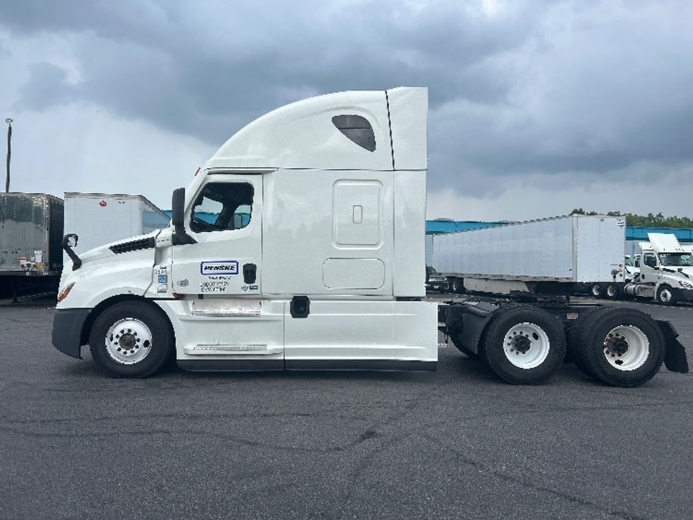 Sleeper Tractor-Heavy Duty Tractors-Freightliner-2021-T12664ST-Laredo-TX-554,120\n\t\tmiles-$ 60,250 - Image 4