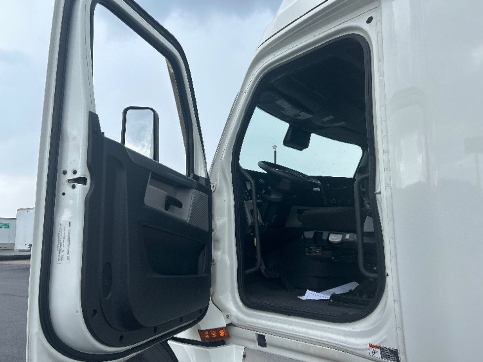 Sleeper Tractor-Heavy Duty Tractors-Freightliner-2021-T12664ST-Laredo-TX-554,120\n\t\tmiles-$ 60,250 - Image 9
