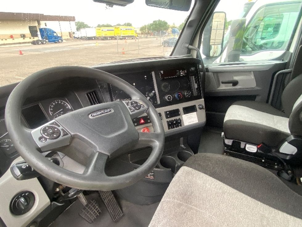 Sleeper Tractor-Heavy Duty Tractors-Freightliner-2021-T12664ST-Laredo-TX-561,940\n\t\tmiles-$ 63,250 - Image 10