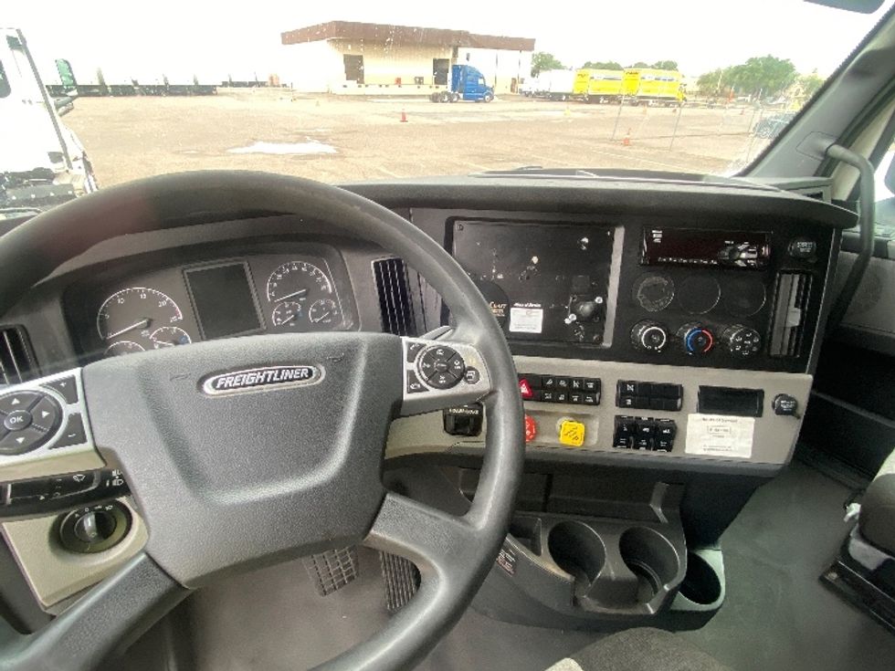 Sleeper Tractor-Heavy Duty Tractors-Freightliner-2021-T12664ST-Laredo-TX-561,940\n\t\tmiles-$ 63,250 - Image 11