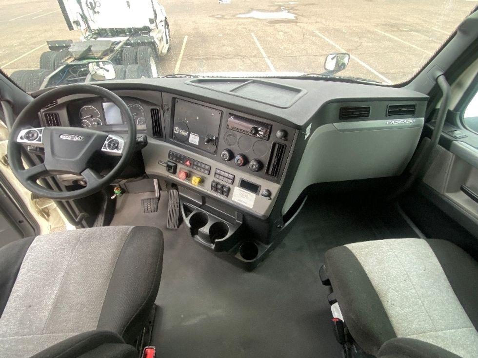 Sleeper Tractor-Heavy Duty Tractors-Freightliner-2021-T12664ST-Laredo-TX-561,940\n\t\tmiles-$ 63,250 - Image 12