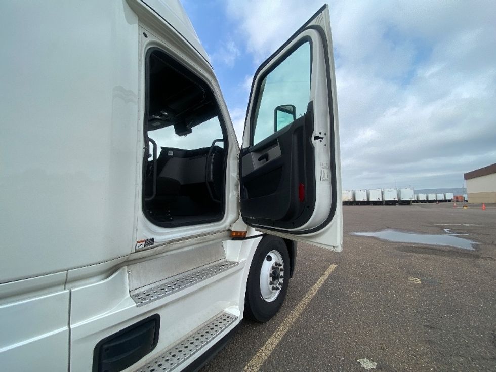 Sleeper Tractor-Heavy Duty Tractors-Freightliner-2021-T12664ST-Laredo-TX-561,940\n\t\tmiles-$ 63,250 - Image 13