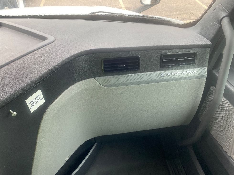 Sleeper Tractor-Heavy Duty Tractors-Freightliner-2021-T12664ST-Laredo-TX-561,940\n\t\tmiles-$ 63,250 - Image 14