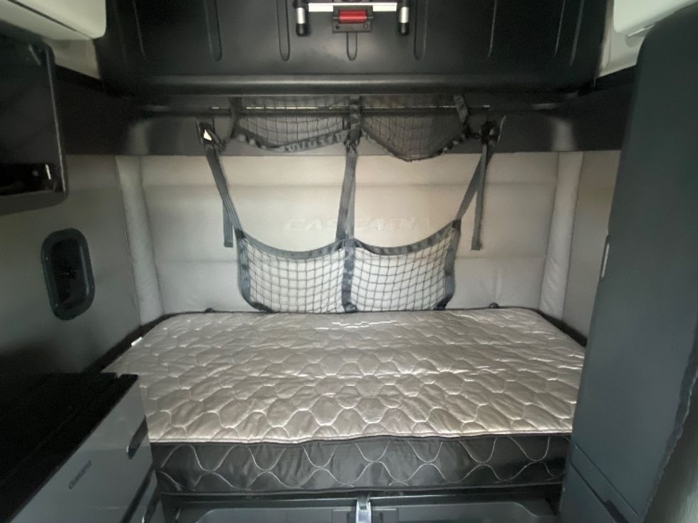 Sleeper Tractor-Heavy Duty Tractors-Freightliner-2021-T12664ST-Laredo-TX-561,940\n\t\tmiles-$ 63,250 - Image 16