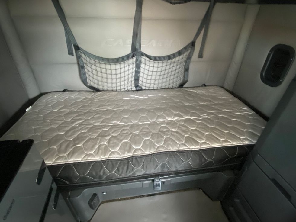 Sleeper Tractor-Heavy Duty Tractors-Freightliner-2021-T12664ST-Laredo-TX-561,940\n\t\tmiles-$ 63,250 - Image 17