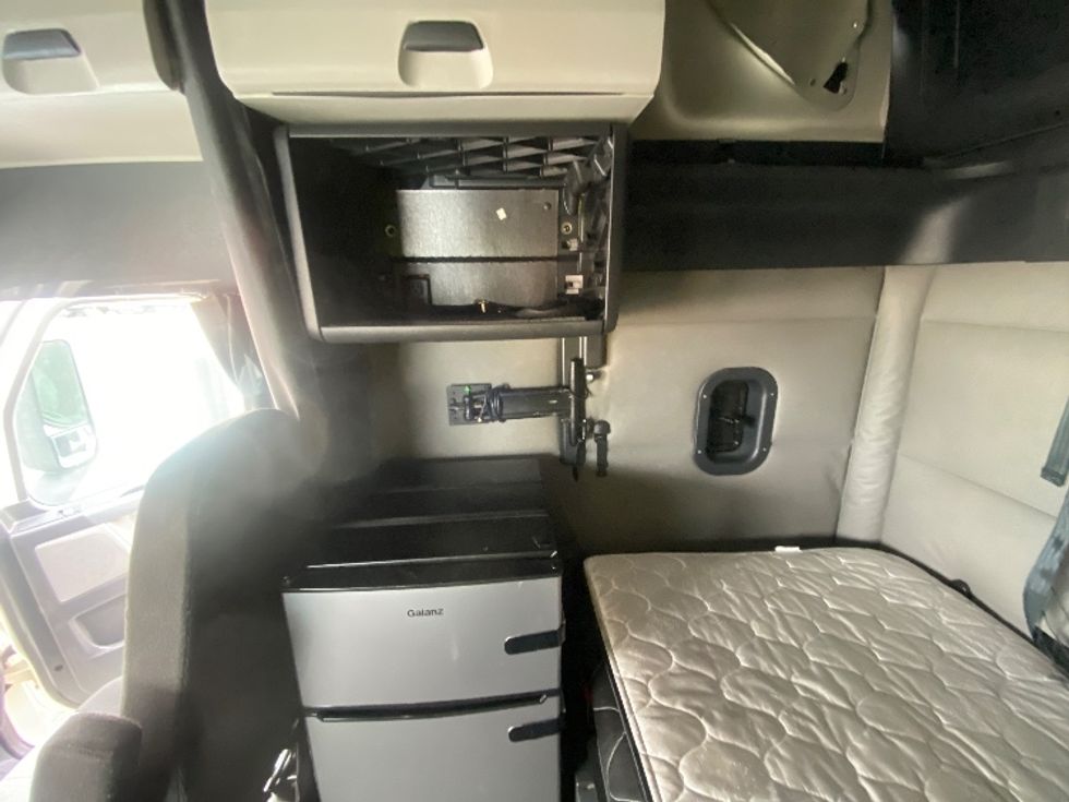 Sleeper Tractor-Heavy Duty Tractors-Freightliner-2021-T12664ST-Laredo-TX-561,940\n\t\tmiles-$ 63,250 - Image 18