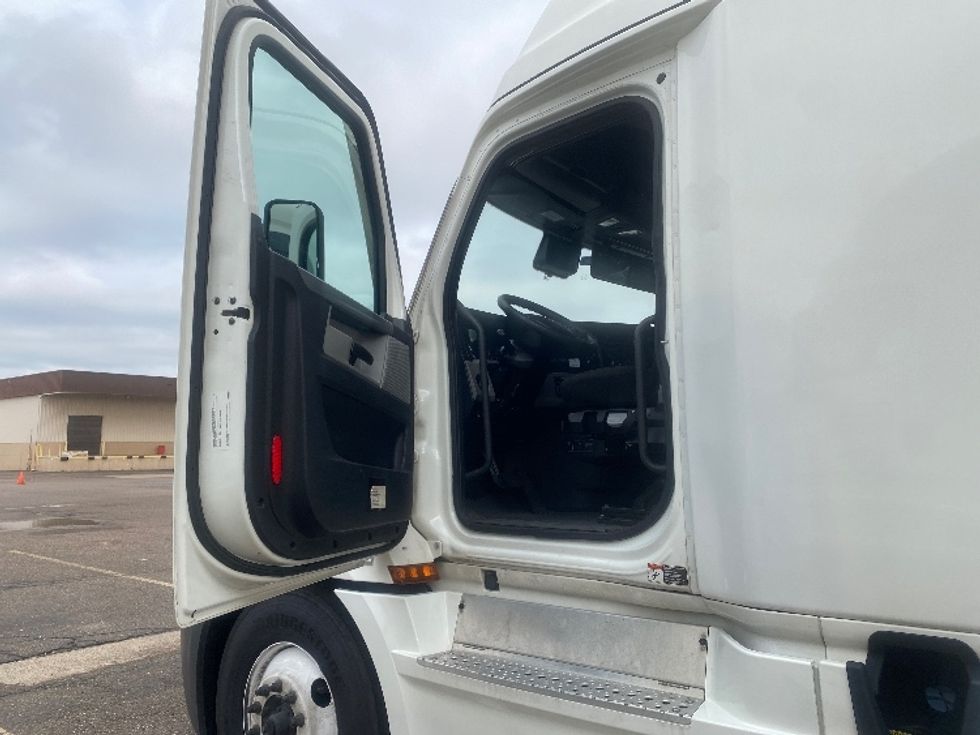 Sleeper Tractor-Heavy Duty Tractors-Freightliner-2021-T12664ST-Laredo-TX-561,940\n\t\tmiles-$ 63,250 - Image 9