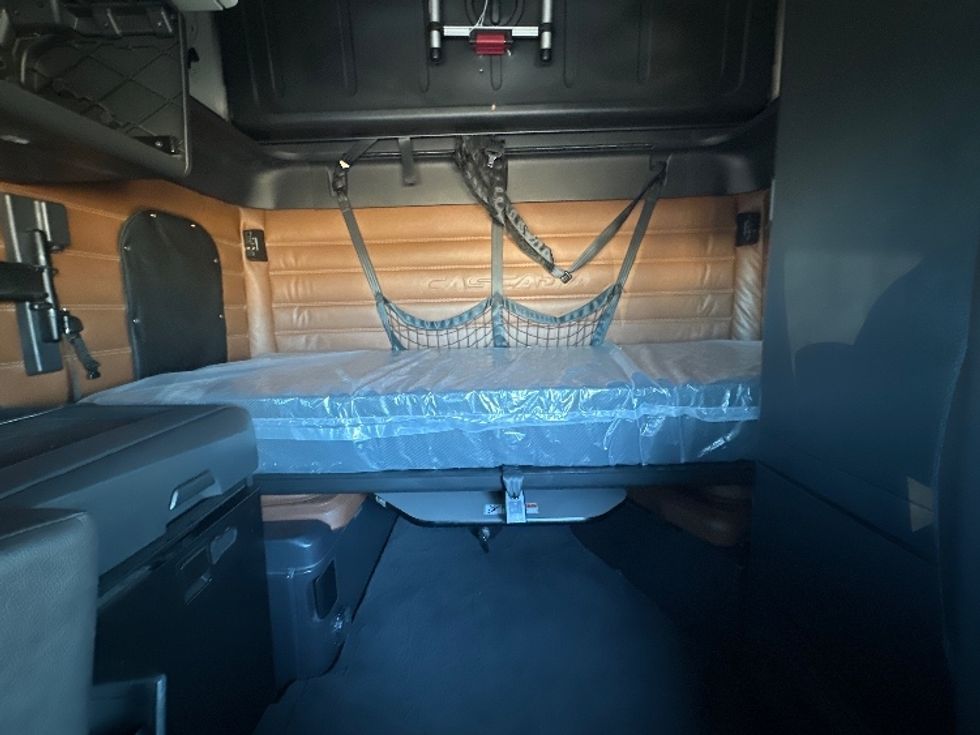 Sleeper Tractor-Heavy Duty Tractors-Freightliner-2021-T12664ST-Laredo-TX-583,475\n\t\tmiles-$ 55,750 - Image 16